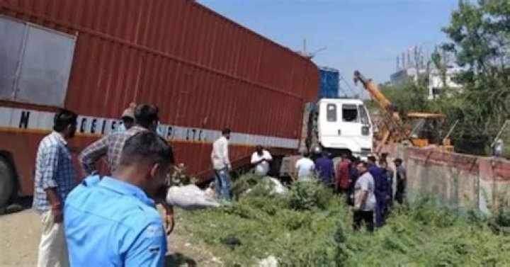 
11 killed in Vadodara as truck collides with autorickshaw 