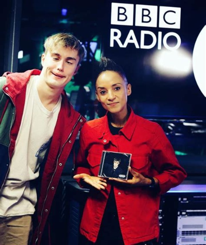 Adele Roberts Bio, Facts, Age, Wiki, Height, Family, Net Worth, Weight Loss, Affair, Girlfriend, Books, Parents, Shows, Salary, Career, Nationality