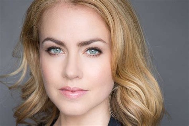 Amanda Schull Net Worth: Bio, Wiki, Age, Height, Family, Husband, Son, Suits, Ballet and Movies