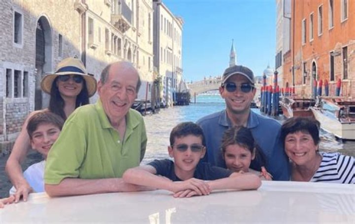 Andrew Ross Sorkin Bio, Age, Wife, Kids, Eye, CNBC, Book, Salary