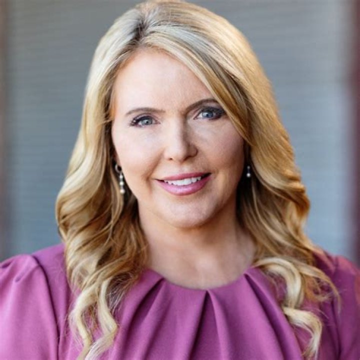 Angela Kennecke [KELO-TV]Wiki Age, Biography, Salary, Husband, Instagram