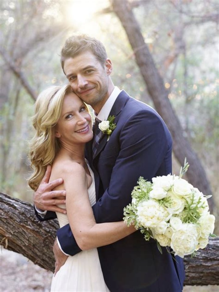 Angela Kinsey Husband Age Difference And Their Married Life