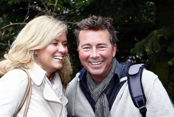 Bert van Leeuwen: Wife, net worth, tattoos, smoking & body facts