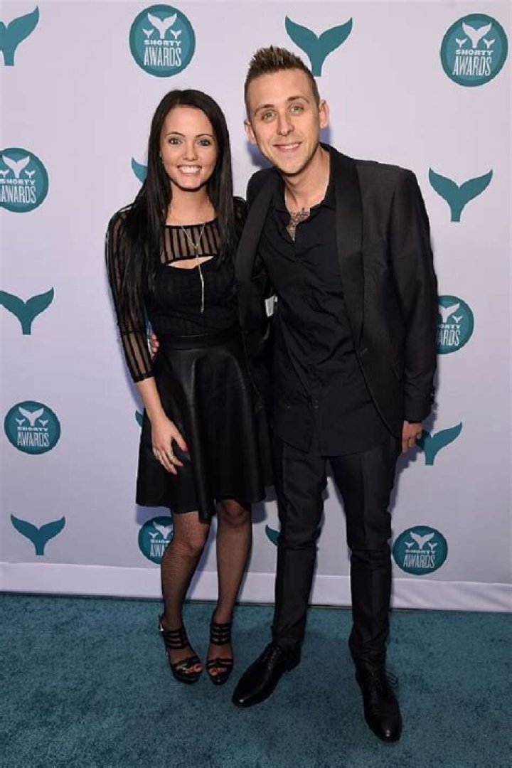 Brittney Smith (Roman Atwood’s Wife) Bio, Wiki, Age, Height, Poshmark, and Net Wort