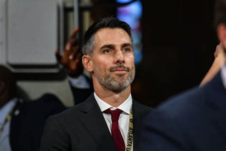 Carlos Bocanegra Biography, Age, Wife, Net Worth, Education, Life events, Sports executive, Jersey, International, Wedding, After foot ball