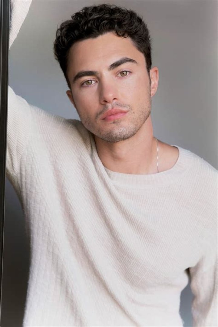 Darren Barnet (Actor) Age, Bio, Wiki, Height, Weight, Girlfriend, Net Worth, Born, Career, Facts