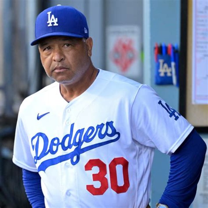 Dave Roberts ABC Biography, Age, Height, Wife, Family, Son, Salary and Net Worth