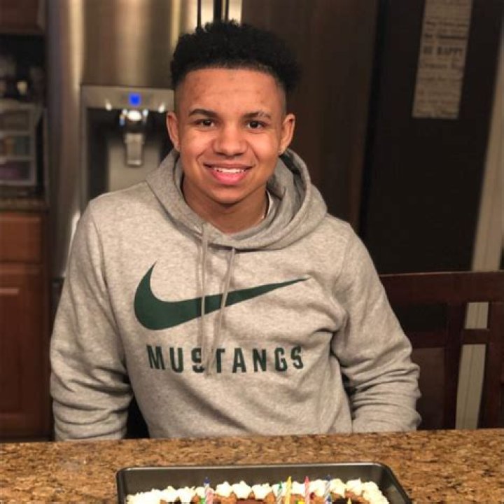 Davion Taylor Biography, Age, Wiki, Height, Parents, Education, Girlfriend, Dating, Salary, Net Worth, Stats, NFL, And Twitter