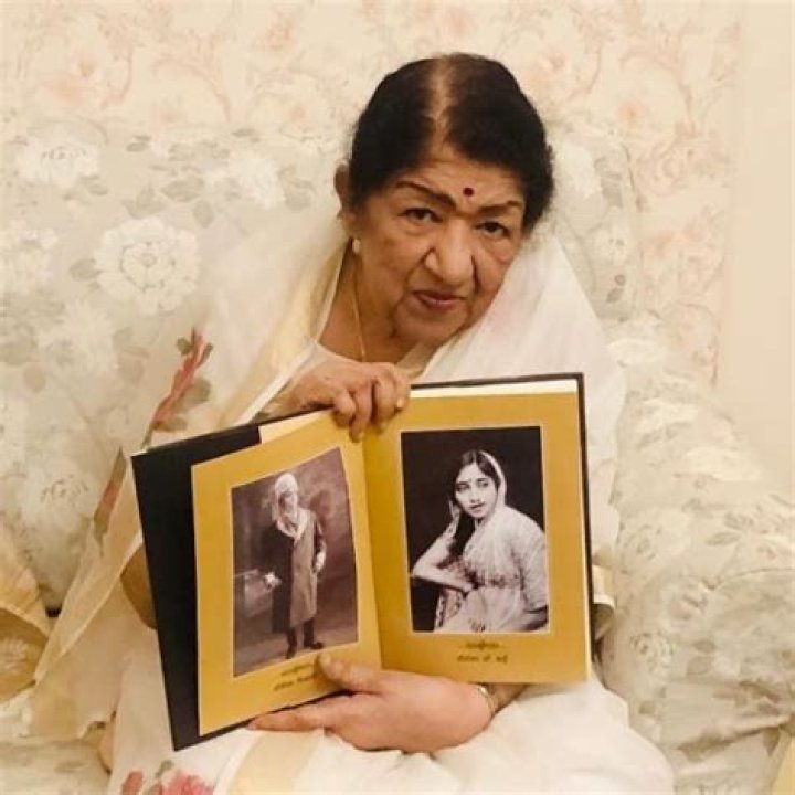 Deenanath Mangeshkar and Shevanti Mangeshkar – Lata Mangeshkar Father Unseen Photo