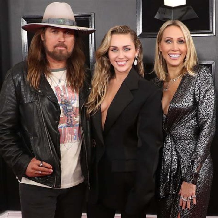 Do Noah Cyrus and Miley Cyrus have the same parents?