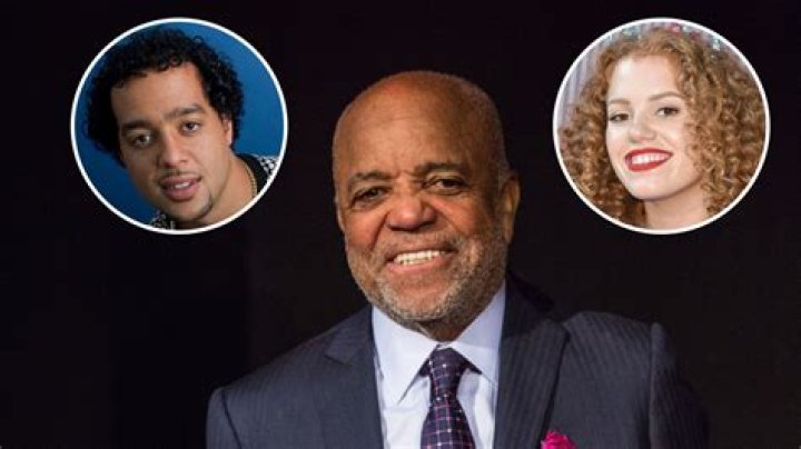 Does Smokey Robinson have grandkids? How many grandchildren does Smokey Robinson have?