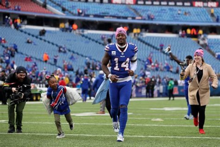 Does Stefon Diggs have a child? Does Stefon Diggs have a family member in the NFL?