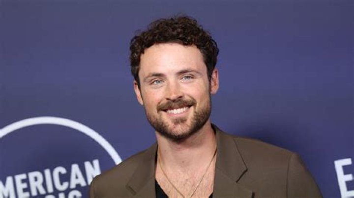 Dylan Efron , Age, Height, Weight, Sibling, Affair,Biography, Dating, Net Worth, Life, Trivia, Facts, Wiki