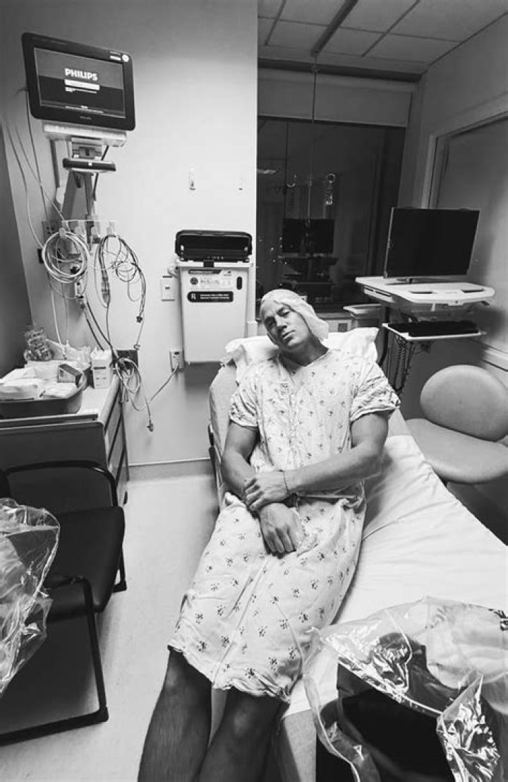 Eduin Caz’s hospital photo has fans concerned for singer’s health