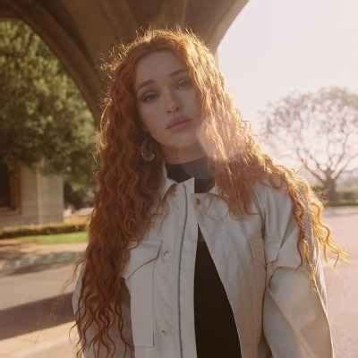 Elley Duhé- Wiki, Age, Boyfriend, Ethnicity, Net Worth, Height, Career