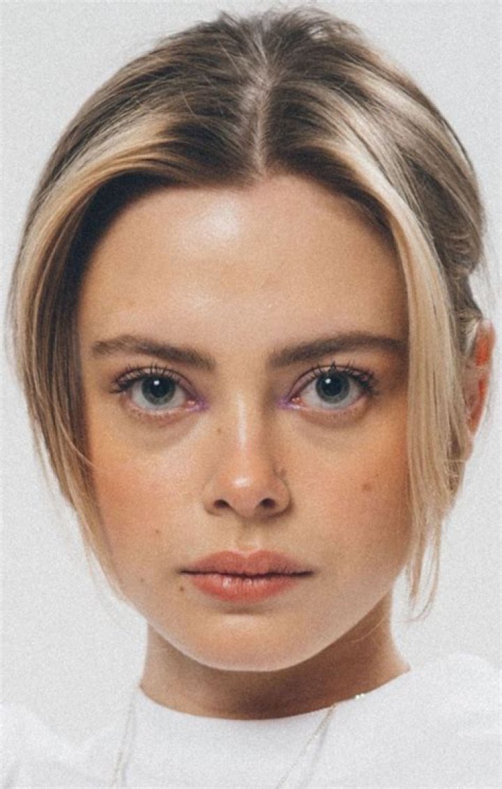 Elli Rhiannon Müller Osborne (Actress) Height, Biography, Age, Boyfriend, Net Worth