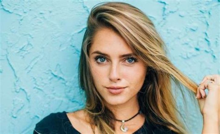 Emily Zeck Bio, Wiki, Age, Height, Boyfriend, Songs, Music, and Net Worth.