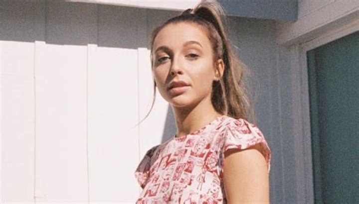 Emma Chamberlain Age, Height, Boyfriend, Net Worth & Pictures