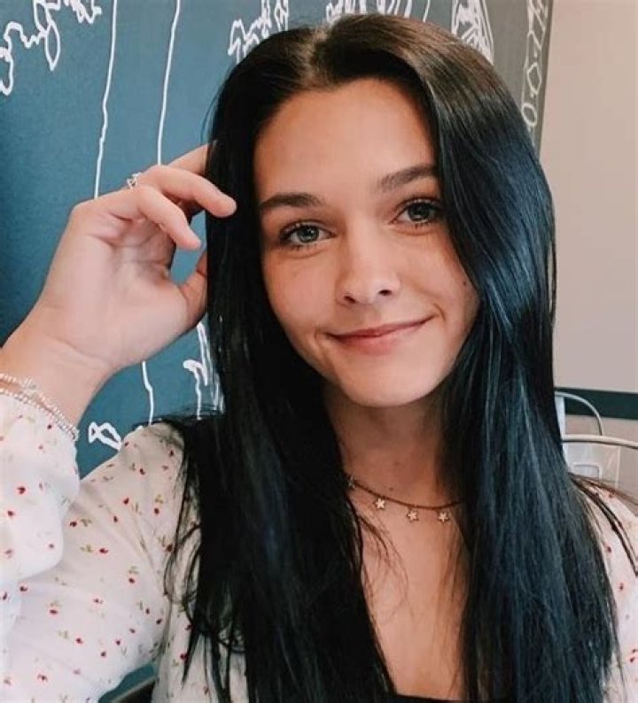 Emma Marie Biography, Wiki, Age, Parents, Sister, Boyfriend, Youtube and Net Worth.