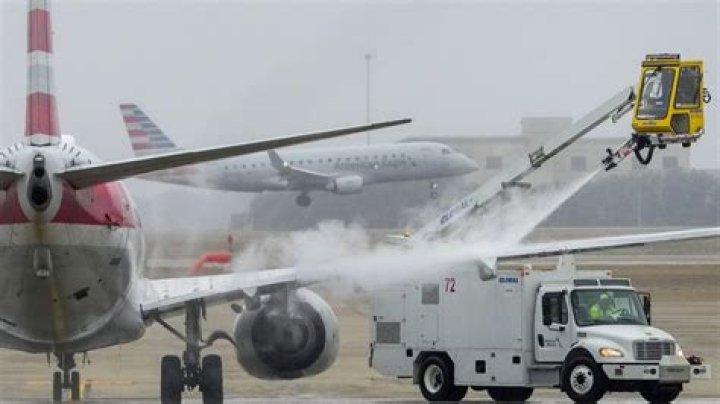 
Flights canceled, at least 2 dead as ice storm freezes US 