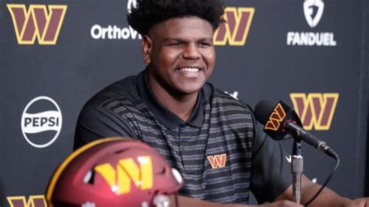 Fred Warner Salary, Net Worth, Weight, Contract, Brother, PFF, Jersey, College, 40 Time