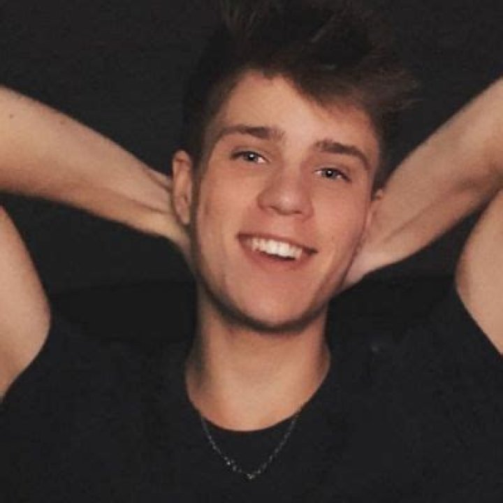 
Gabe Escobar Height, Weight, Net Worth, Age, Birthday, Wikipedia, Who, Nationality, Biography 