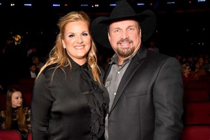Garth Brooks Bio, Age, Family, Mom, First Wife, Kids, Songs, and Net Worth.