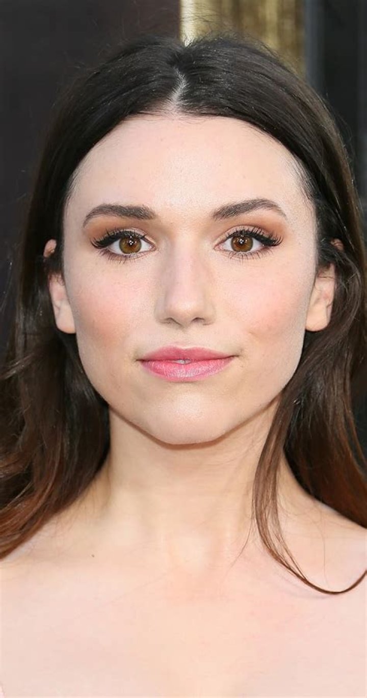 Grace Fulton: Boyfriend, net worth, tattoos, smoking & body measurements