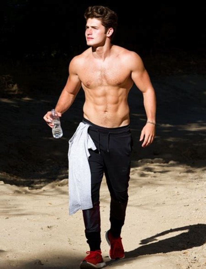 Gregg Sulkin Height, Weight, Net Worth, Age, Birthday, Wikipedia, Who, Nationality, Biography