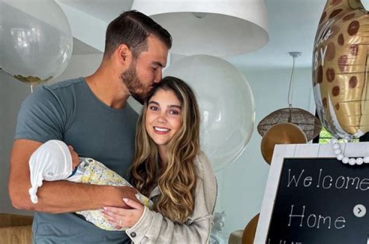 Hillary Gallagher (Mitch Trubisky’s Girlfriend) Bio – Age, Wiki, Height, Engaged, Married, Net Worth
