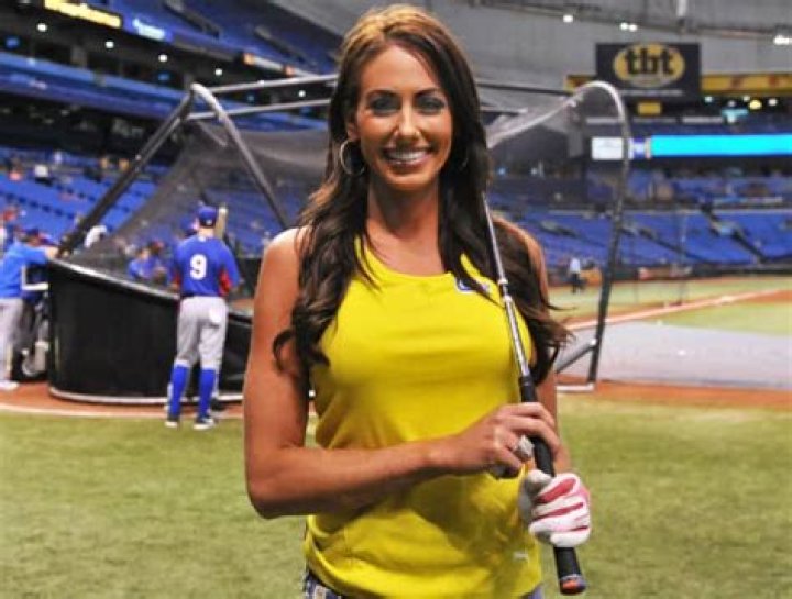Holly Sonders Bio, Wiki, Age, Height, Husband, Kids, Fox Sports, Golf Channel, Salary, and Net Worth