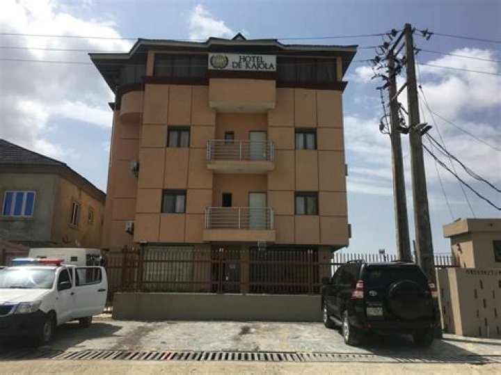 Hotel De Kajola, Ajah