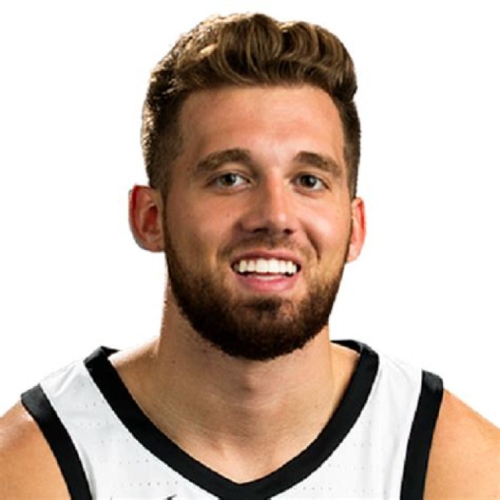 How Tall is Jordan Bohannon? Wiki, Biography, Height, Salary, Net Worth, Age, Instagram