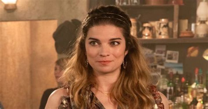Is Annie Murphy Pregnant? Everything To Know About Schitt’s Creek Actress