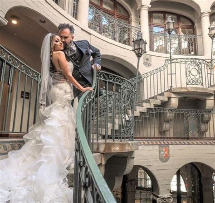 Is Glenn Hetrick married, who is his wife? Bio, family, is he gay?