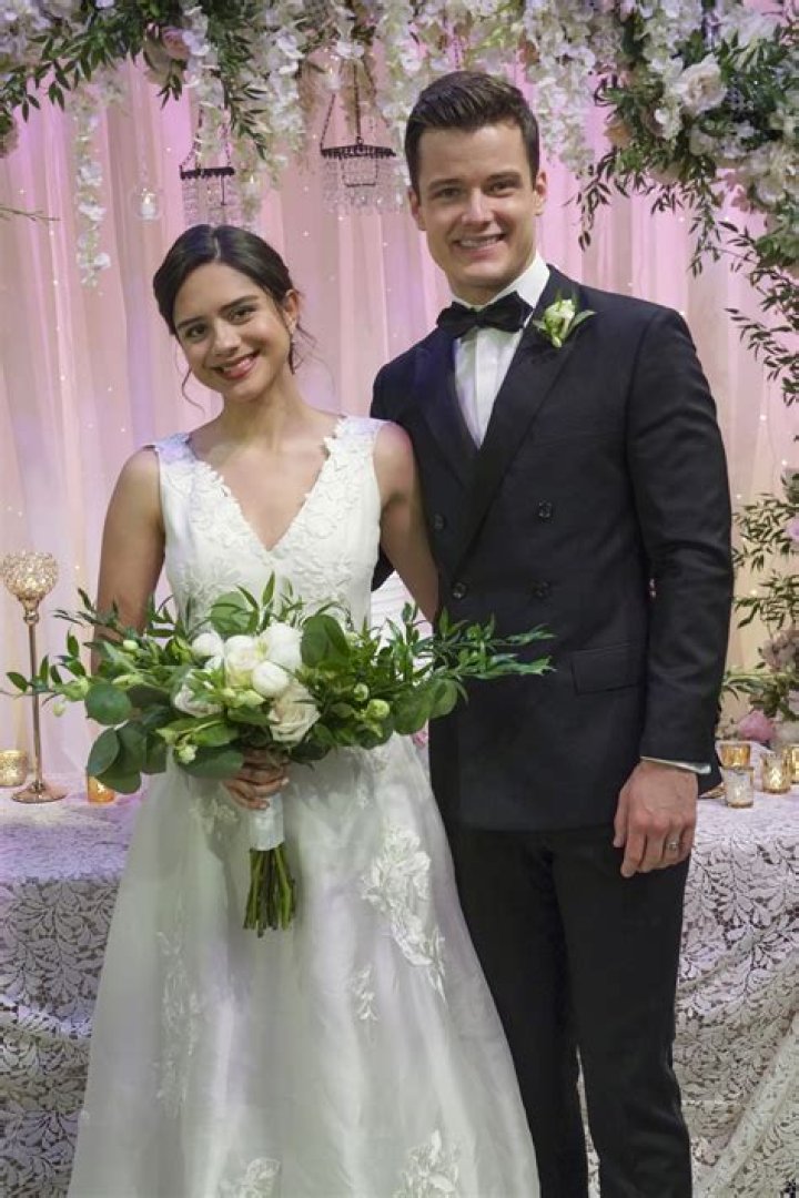 
Is Michael Mealor married to a wife? Previous Relationships 