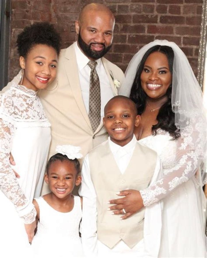 Is Tasha Cobbs married? Who is her husband, Kenneth Leonard?