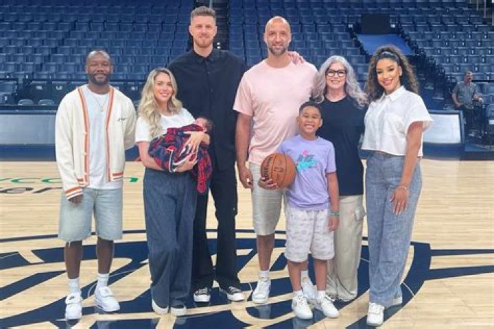 Isaiah Thomas Wife, Son, Dad, Sister, Family, Height, Tooth, Salary