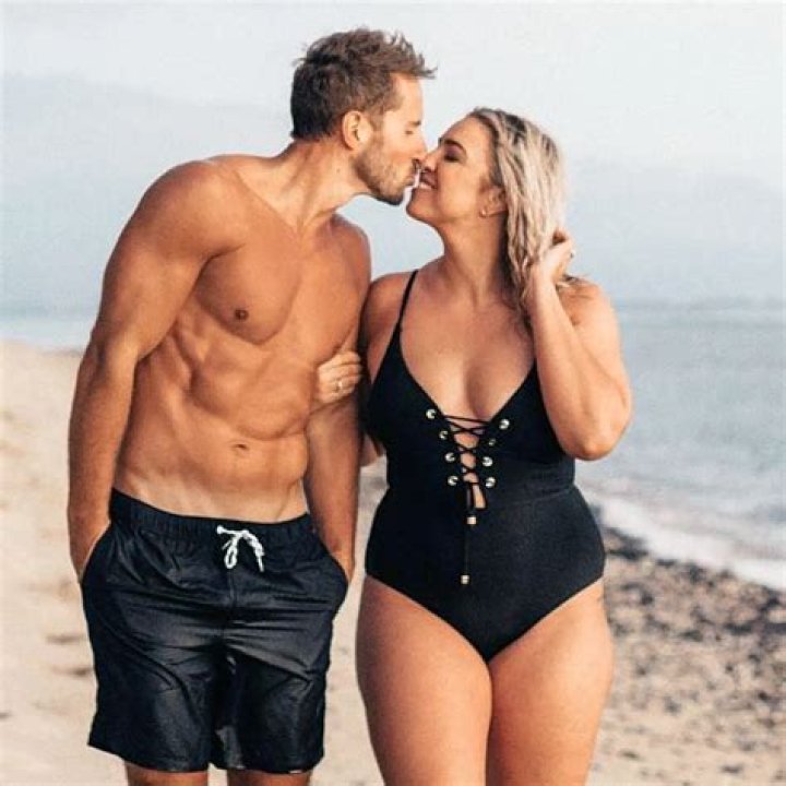 Jenna Kutcher Biography , Net Worth, Husband Age, Instagram, Wikipedia