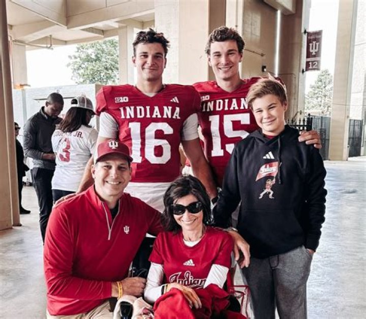 Jessica Mendoza Parents: Meet Gil Mendoza and Karen Mendoza