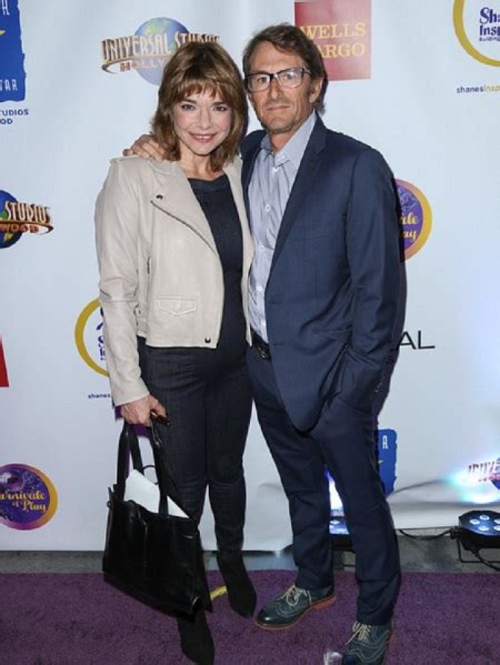 Laura San Giacomo: Husband, net worth, tattoos, smoking & body measurements