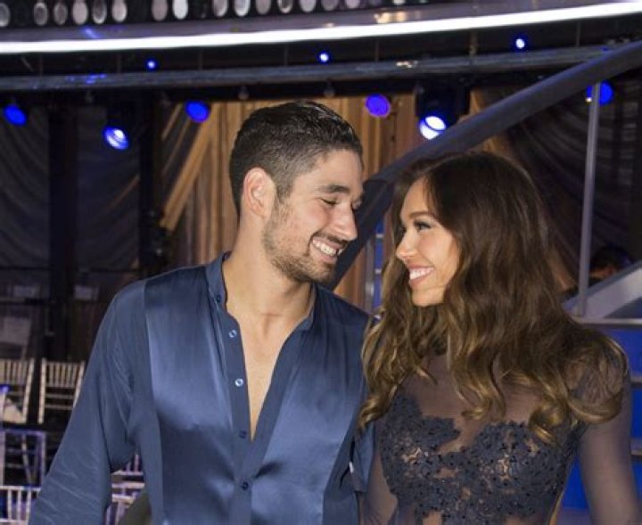 Lauren Daigle: Single, net worth, tattoos, smoking & body measurements