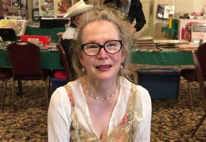 Laurie Oseran Height, Weight, Net Worth, Age, Birthday, Wikipedia, Who, Nationality, Biography