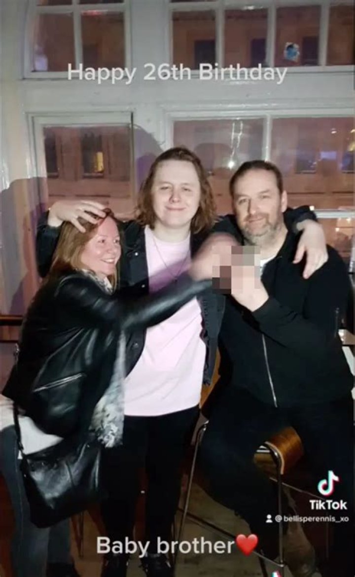 Lewis Capaldi Origini And Family: Brother And New Girlfriend