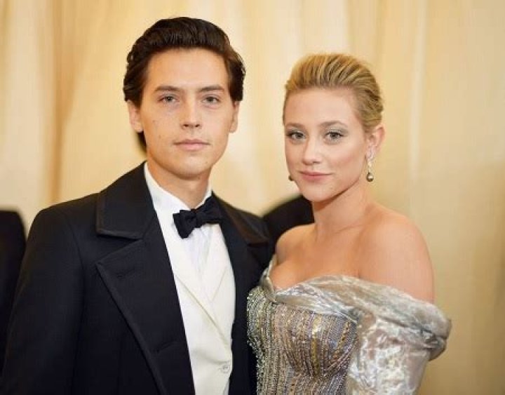 Lili Reinhart Bio, Wiki, Age, Boyfriend, Height, Twin and Cole Sprouse and Net Worth