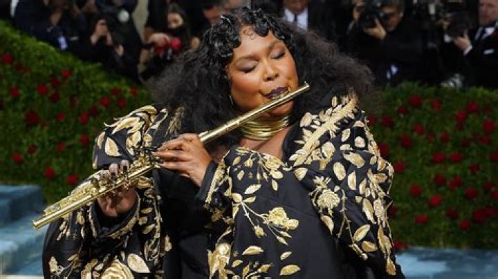
Lizzo Plays Historic 220-Year-Old Crystal Flute Owned by President Madison: ‘This Is Iconic’ 