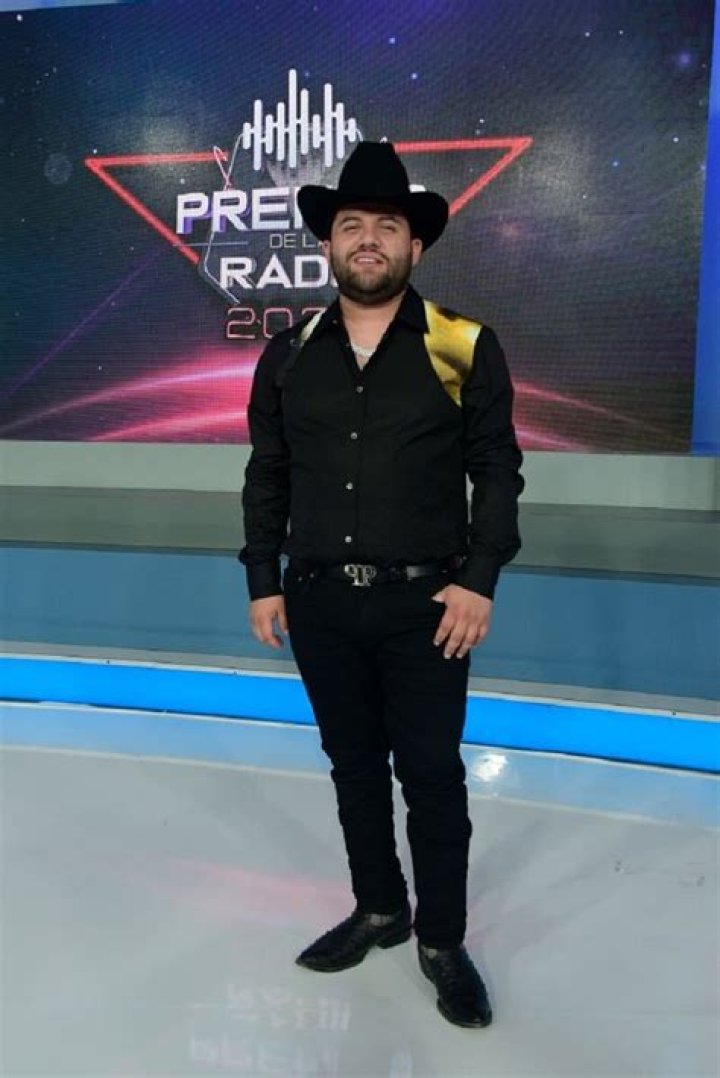 Luis R Conriquez Bio, Wiki, Age, Height, Parents, Wife, Songs, El Buho, and Net Worth