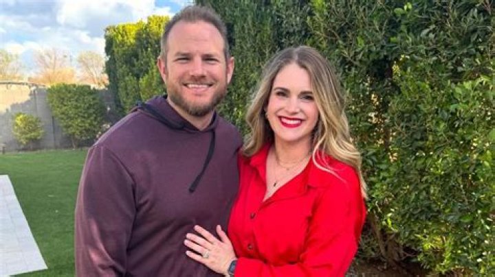 Max Muncy Biography, Age, Contract, Salary, Injury, Girlfriend, Jersey, Education and Parents.