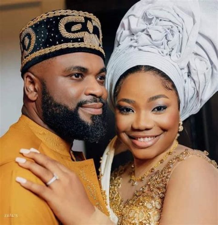 
Mercy Chinwo Holds The Wedding Introduction While Beaming With Excitement 
