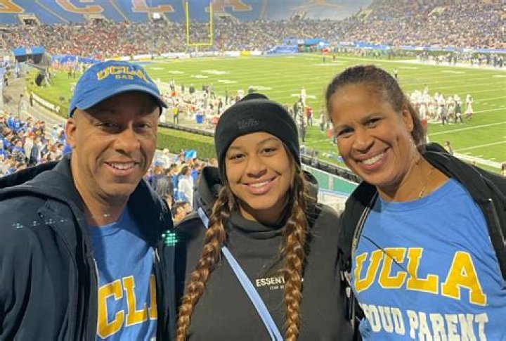 Nia Sioux Parents Are Holly Frazier And Evan Frazier